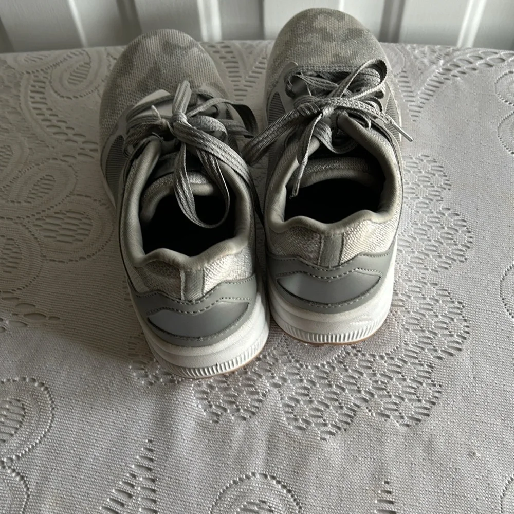 Girls sneakers size 6. - Picture 3 of 6